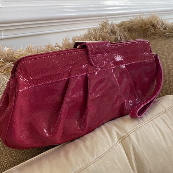 Pink clutch/purse with wristlet. 11x6 - Picture 4 of 13